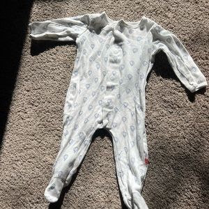 Magnetic me sleeper size 6-9 months. White with navy air balloon print.very soft